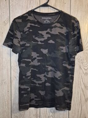 Banana Republic Men’s Black and Gray Camo Short Sleeve Tee